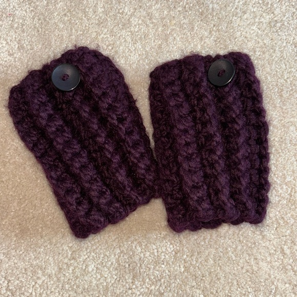 NWOT Excellent condition never used boot cuff one size in Plum with a button - Picture 1 of 3
